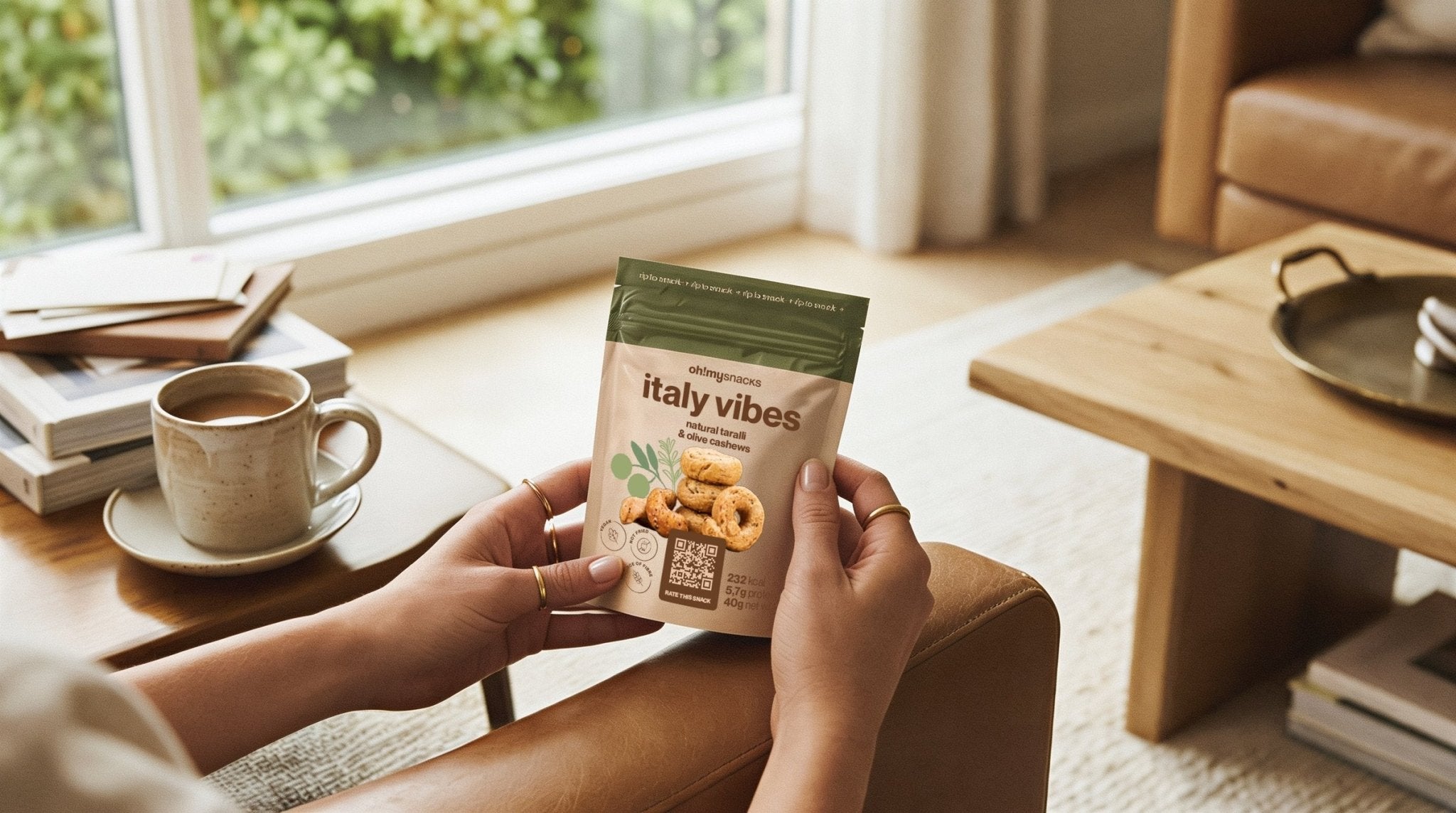 Duas mãos com um pacote de snacks, na sala