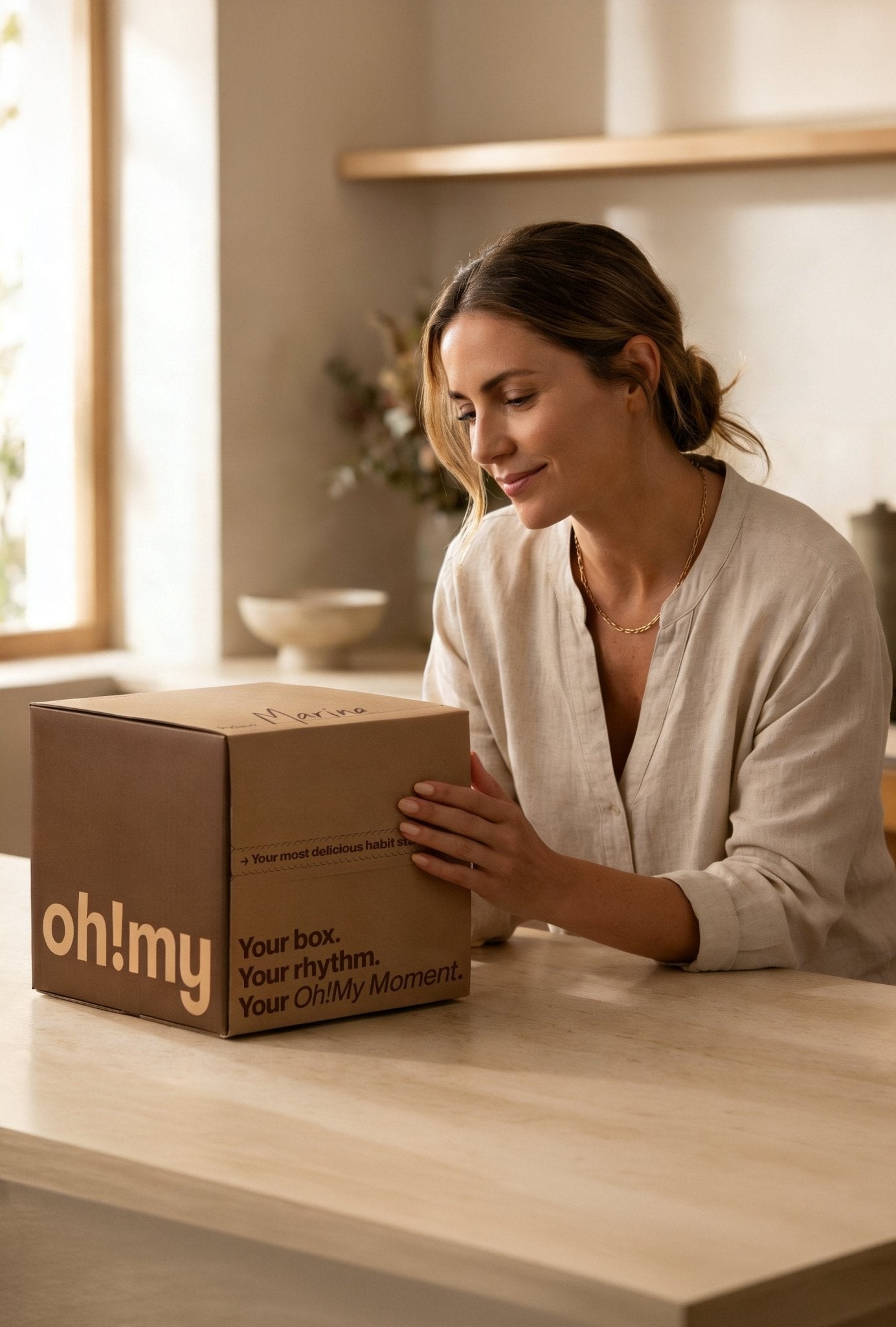 Cliente com a box à frente, na mesa da cozinha