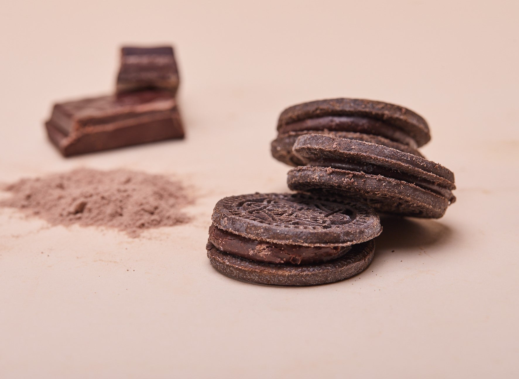 BYO Dark cocoa sandwich cookies with cocoa filling - Oh!My Snacks