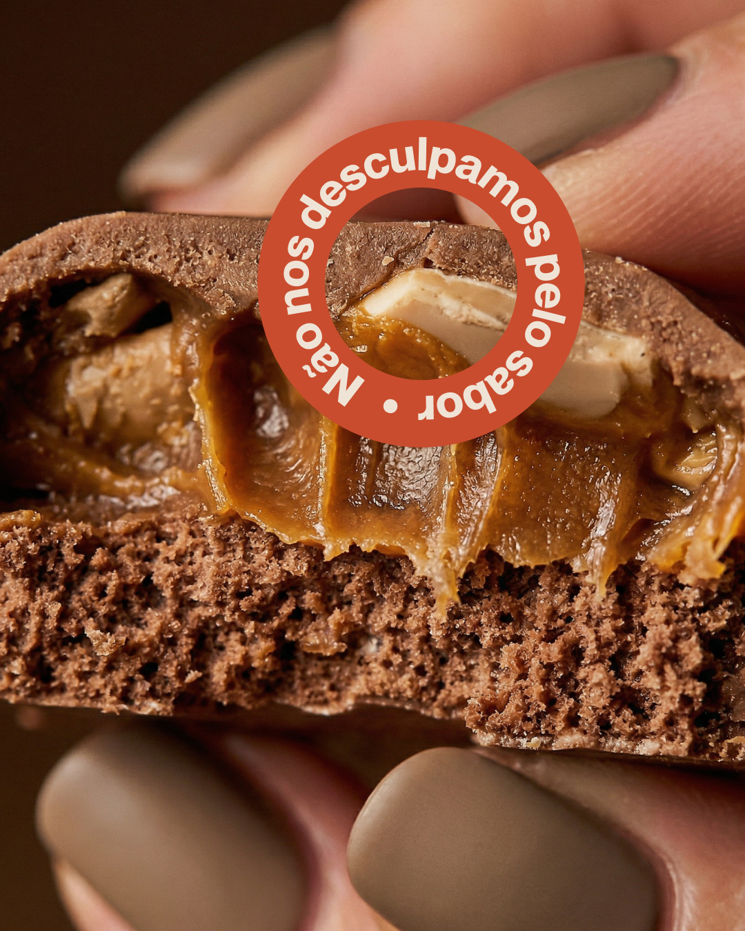 Detalhe de um snack de chocolate com recheio de caramelo