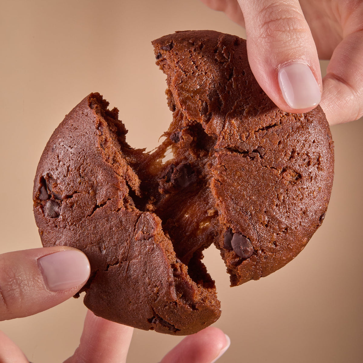 Manos con Bizcocho Proteico con Crema de Cacao, con el interior a la vista