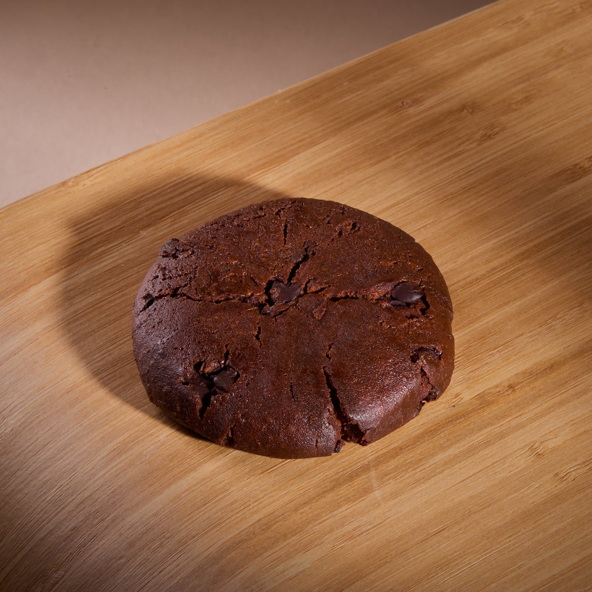 Bizcocho Proteico con Crema de Cacao sobre una tabla de madera